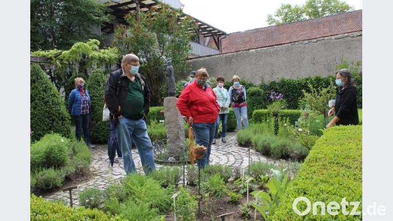 Der obere Teil im Kräutergarten ist der heiligen Hildegard von Bingen und ihren Heilkräutern gewidmet. Tanja Götz kennt sich in der Hildegardmedizin aus. Bild: ads