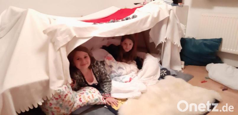 Kuschelgarantie hatten die Zelte alle, die die Pfadfinderinnen aus Kissen und Decken zu Hause für ihr einwöchiges Nachtquartier gebaut hatten. Bild: ads