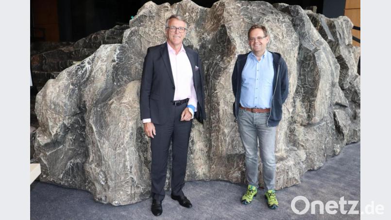 Franz Stahl (links) mit Berthold Zeitler, wiedergewählter Ortssprecher von Lengenfeld. Bild: Stadt Tirschenreuth/exb