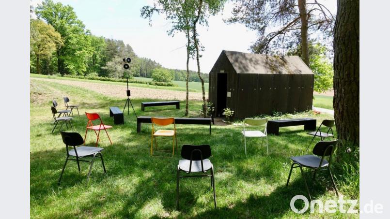 Drinnen können nur zwölf Gäste zuhören, vor der Asphaltkapelle ist mehr Platz. So oder so - es ist ein ganz besonderer Veranstaltungsort. Bild: Wilhelm Koch