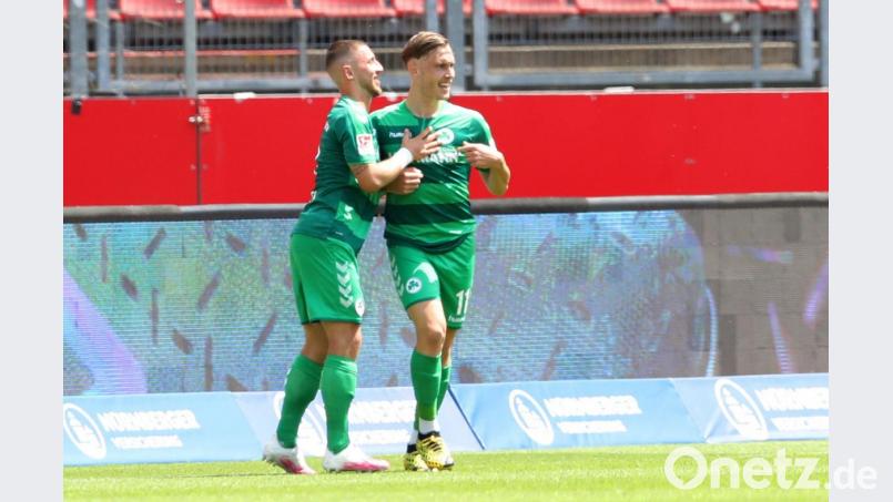 David Raum (rechts), der aus Nürnberg stammt, feiert sein entscheidendes Tor für die Fürther gegen den Club. Bild: Alexander Hassenstein/dpa