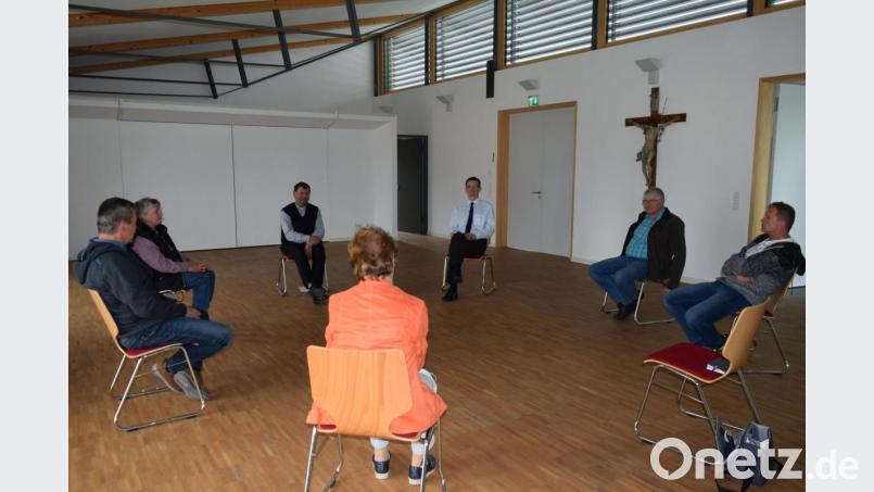 Die Kirchenpfleger, Pfarrer Hans Zeltsperger und Verwaltungskoordinator Reinhard Weidinger im Gespräch. Bild: wfe