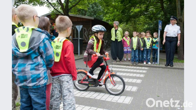 Auf die praktische Verkehrserziehung und die anschließende Fahrradprüfung müssen Grundschüler, in diesem Jahr, verzichten. Bild: Maurizio Gambarini/dpa