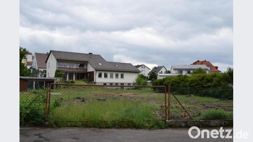 Auf diesem freien Platz im Bachweg soll ein Mehrfamilienhaus gebaut werden. Hinsichtlich der Erschließung besteht jedoch noch Klärungsbedarf. Bild: bnr