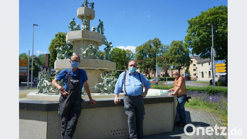 Wolfgang Jordan, Günther Wohlrab und Manfred Adler (von links) freuen sich über den blitzeblank geputzten Egerland-Brunnen. Bild: abi