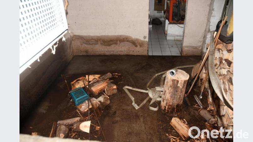 Als der Damm des Schneidweihers bricht, wird der Keller von Familie Schmid aus Oberbibrach geflutet. Das wird in dieser Nacht aber nicht der einzige bleiben. Bild: Gabi Schönberger