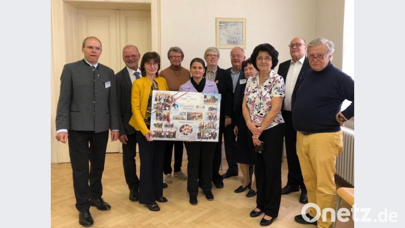 Der Anfang der Jubiläumsfeierlichkeiten wurde im Herbst in Prag gemacht, als die Delegation des Ortenburg-Gymnasiums mit einer Collage an 30 Jahre Schulpartnerschaft erinnerte. Archivbild: lg