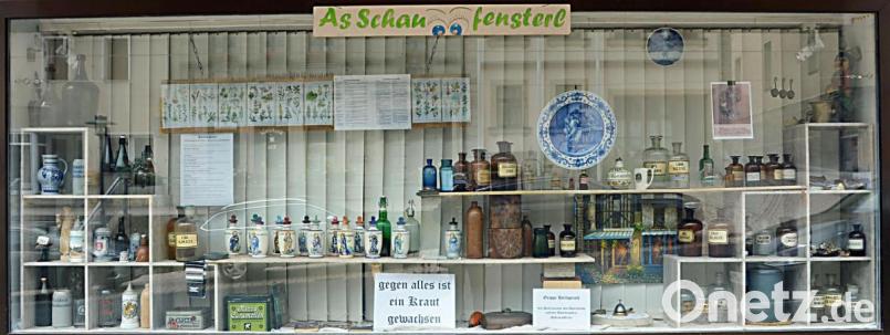 So sieht das bestückte Schaufensterl für die Monate Juni, Juli und August aktuell aus. Zu bewundern ist die Ausstellung am Kirchenthumbacher Marktplatz. Bild: ü