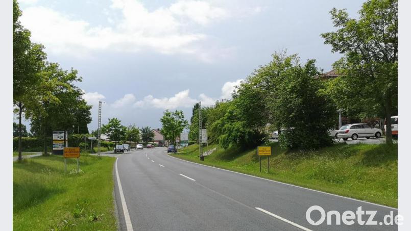 Ab der Ortseinfahrt in der Waldsassener Straße gilt künftig eine Höchstgeschwindigkeit von 30 km/h. Bild: lnz