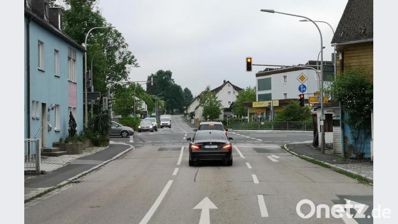 Die neue Tempo-30-Zone reicht von der Waldsassener Straße über den Oberen und Unteren Markt und die Vorstadt bis hin zur Ampelkreuzung bei der Färbersbrücke (Bild). Bild: lnz