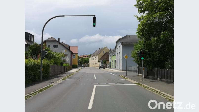 Einige Stadträte sowie der Erste und Zweite Bürgermeister hätten es bevorzugt, dass die neue Tempo-30-Zone erst hinter der Fußgängerampel beim Kindergarten beginnt. Bild: lnz