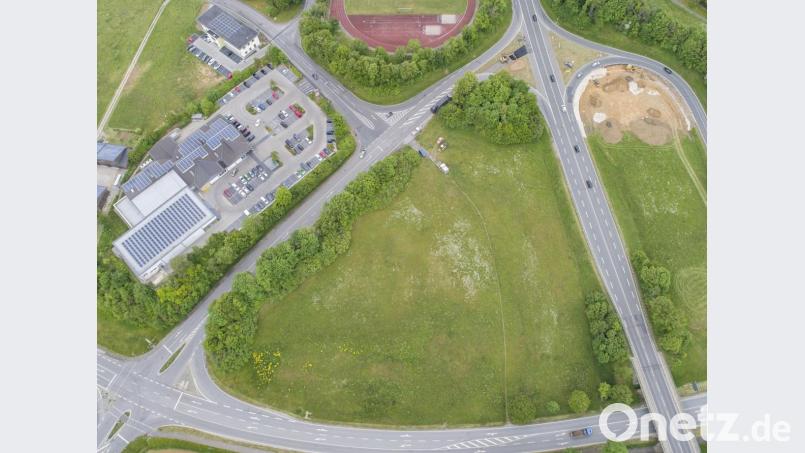 Auf dem Wiesenareal zwischen Aldi-Markt (links), B 85 (rechts) und B 14 (unten) will Investor Karim Benali aus Baden-Württemberg einen Auto-Gewerbepark errichten. Der Geltungsbereich des Areals ist 2,38 Hektar groß, die bebaute Fläche würde aber nur 1,03 Hektar umfassen. Die Biotope (links im Bild) sollen erhalten bleiben. Zudem soll an der Abzweigung zur Dieselstraße eine Ampelkreuzung enstehen – und damit auch der Schulweg für Kinder sicherer werden. Luftbild: Thilo Hierstetter