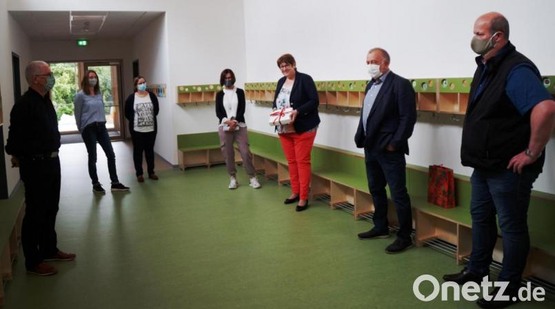 Bürgermeisterin Anita Forster (dritte von rechts) begrüßte im Eingangsbereich die Gäste zur Eröffnung des neuen Kindergartens. Bild: weu