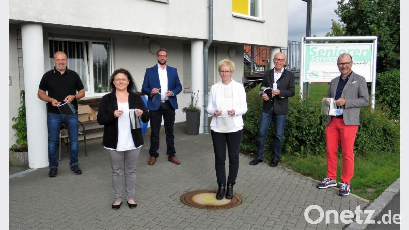 Pflegedienstleiterin Julia Schuierer-Röder, Hausleiterin Claudia Englmann (vorne, von links) und Fachbereichsleiter Andreas Neugirg (Zweiter von links) bedankten sich bei den Rotary-Mitgliedern Hubert Heinzl (links) sowie Mathias Kalkum und Präsident Wolfgang Gropengießer (von rechts) für die Schutzvisiere. Bild: ubb