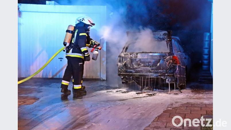 Das brennende Fahrzeug stand zwischen Garage und Wohnhaus. Die Feuerwehr verhinderte jedoch ein Übergreifen der Flammen auf die Gebäude. Bild: jma