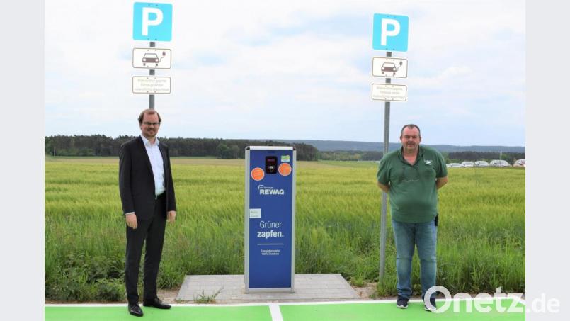 Marius Aach (links) und Peter Donhauser informierten über die neue E-Ladesäule mit zwei Anschlüssen. Bild: Bernhard Krebs/exb