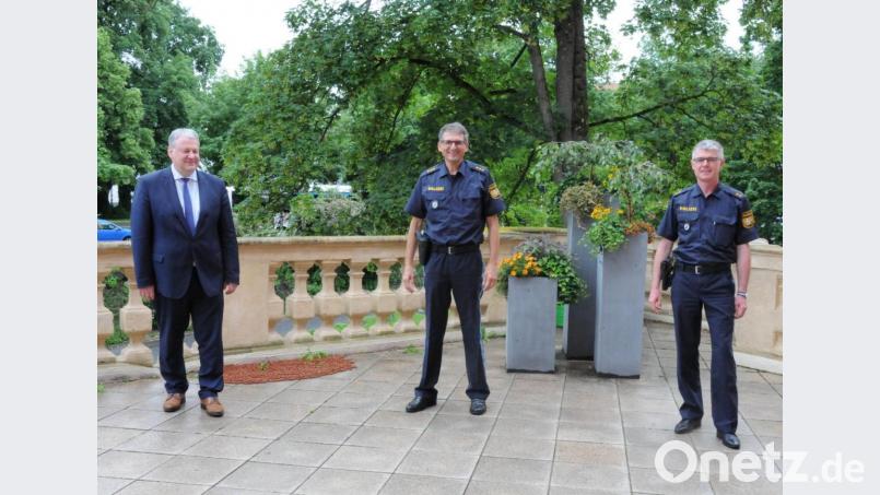 Polizeidirektor Stefan Beil (Mitte) stand beim Antrittsbesuch bei Landrat Richard Reisinger (links) im Mittelpunkt des Geschehens. Unterstützung erhielt er von seinem Stellvertreter Polizeioberrat Roland Gaßner (rechts). Bild: Christine Hollederer