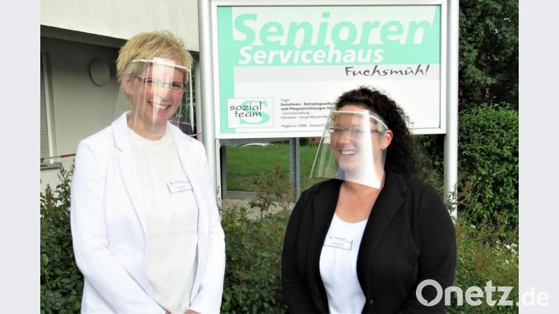 Hausleiterin Claudia Englmann und Pflegedienstleiterin Julia Schuierer-Röder (von links) testen die Schutzvisiere gleich nach der Übergabe und sind sehr zufrieden mit dem Tragekomfort. Bild: ubb