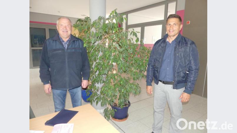 In der Aula der Markus-Gottwalt-Schule übergibt Peter Lehr (links) am Montag sein Amt als Vorsitzender der Verwaltungsgemeinschaft Eschenbach an Marcus Gradl. Bild: rn