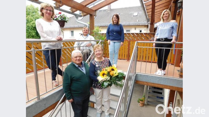 Zum 70. Geburtstag von Helga Vogel (mit Blumen) gratulierten Ehemann Günther (vorne links) sowie ihre Kinder Tanja und Markus (hinten von links). Ihrem Gründungsmitglied überbrachten auch Verena Micklisch-Stahl und Vorsitzende Melanie Herrmann von der Frauen-Union Glückwünsche. Bild: hai
