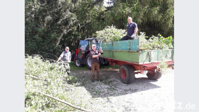 Hans Enders, Hubert Becher und Stefan Kausler (von links) bei der Arbeit. Bild: soj