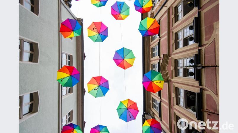 Mit bunten Regenschirmen wollen Gastronomen und Friseure in der Austraße in Bamberg ein Zeichen in der Corona-Krise setzen, auch um wieder mehr Besucher in die Altstadt zu locken. Bild: Nicolas Armer