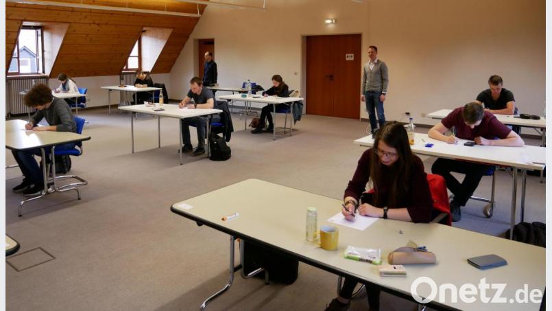 Die Anwärter der 2. Qualifikationsebene bei der Prüfung im Sparkassensaal. Im Hintergrund ihre Betreuer Henri Buschmann (rechts) und Friedrich Ederer (links). Bild: flm