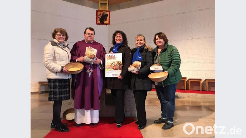 Der Katholische Frauenbund Ammerthal überreicht eine Spende (von links): Rita Weber (Konditorei Weber), Pfarrer Klaus Haußmann, Doris Weiß (Vorstandsteam), Barbara Hirsch (Beisitzerin) und Irmgard Lehmeier (Vorstandsteam). Bild: mof