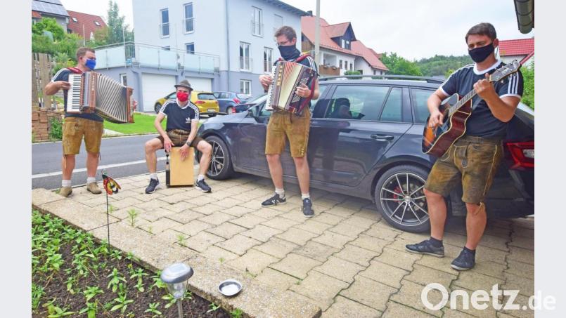 Kirwamusikanten zogen am Sonntag von Haus zu Haus; (von links) Ronnie Kinast, Mathias Falk, Florian Roth und Christoph Haller. Bild: no