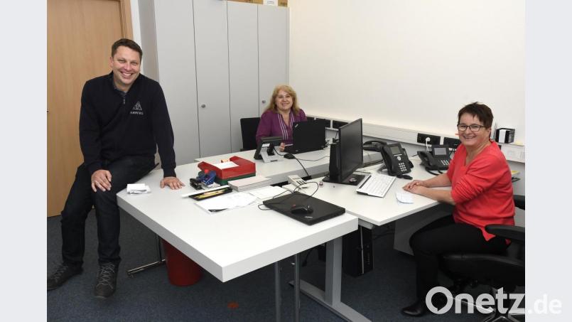 Martin Schafbauer mit zwei Damen, die gemeinsam mit anderen Mitarbeitern der Stadtverwaltung das Bürgertelefon der Stadt Amberg betreuten: Emma Adamczyk von der Tourist-Info und Helga Powalla vom Schul- und Sportamt. Bild: Petra Hartl