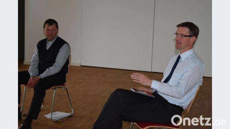 Pfarrer Hans Zeltsperger und Verwaltungskoordinator Reinhard Weidinger (rechts) im Gespräch. Bild: wfe