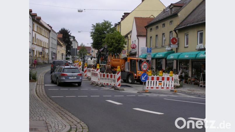 Die Auswechslung der defekten Wasserleitungsschieber in der Innenstadt war auch ein Thema im Stadtrat. Inzwischen sind die Arbeiter des Stadtbauhofs mit ihren Maschinen in die Prinz-Ludwig-Straße (Bild) umgezogen. Bild: pz