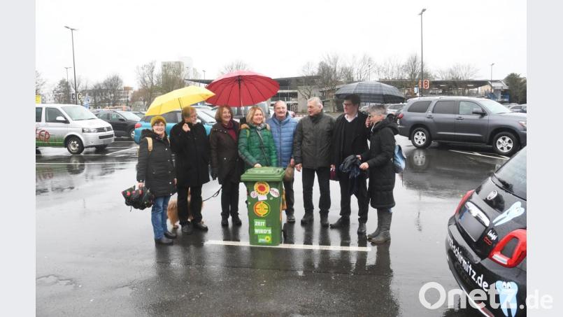 Auf diesem Parkplatz könnte in wenigen Jahren ein Teil des Landestamts für Finanzen stehen. Der Kreisverband Bündnis 90/Die Grünen trifft sich mit der Landtagsabgeordneten Ursula Sowa sowie dem Baudezernenten Oliver Seidel, um sich das Gebiet genauer anzusehen. Bild: Gabi Schönberger
