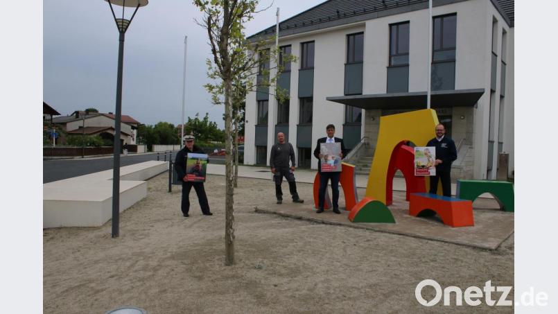 Kreisverkehrswachts-Geschäftsführer Tobias Wirth, Bauhofmitarbeiter Alex Waschkewitsch, Bürgermeister Edgar Knobloch und Landrat Andreas Meier (von links) stellen die neuen Schilder vor. Bild: sne