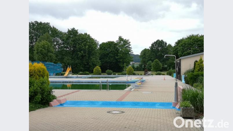 Im Mitterteicher Freibad, wo es sonst zu dieser Jahreszeit meist rund geht, herrscht Stille - und das wird sich in diesem Jahr auch nicht mehr ändern. Bild: lnz