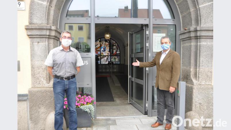 An zwei Tagen pro Woche sollen nun die Amtsgeschäfte ab nächster Woche im Rathaus wieder ohne Voranmeldung möglich sein. Die Hygienevorschriften müssen aber penibel eingehalten werden, ansonsten droht eine Rücknahme. Bürgermeister Andreas Wutzlhofer (rechts) und Stadtkämmerer Rainer Dötsch (links) halten schon mal die Tür auf. Bild: dob
