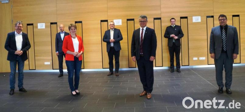 Die bewährte Vorstandschaft des Schwandorfer Kreisverbandes (Bayerischer Gemeindetag) unter Führung von Bürgermeister Martin Birner (dritter von rechts) wurde bei der Neuwahl bestätigt. Direktor Große Verspohl vom Bayerischen Gemeindetag (zweiter von links) und Landrat Thomas Ebeling (zweiter von rechts) wünschten der Vorstandschaft viel Erfolg für die nächsten sechs Jahre. Bild: weu