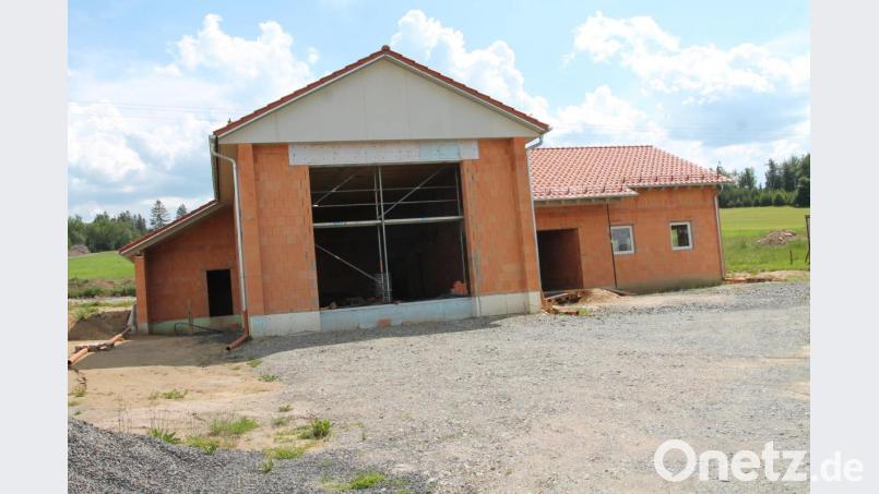 Derzeit entsteht unter enormen Eigenleistungen der Feuerwehr Brünst das neue Feuerwehrhaus. Bild: pi
