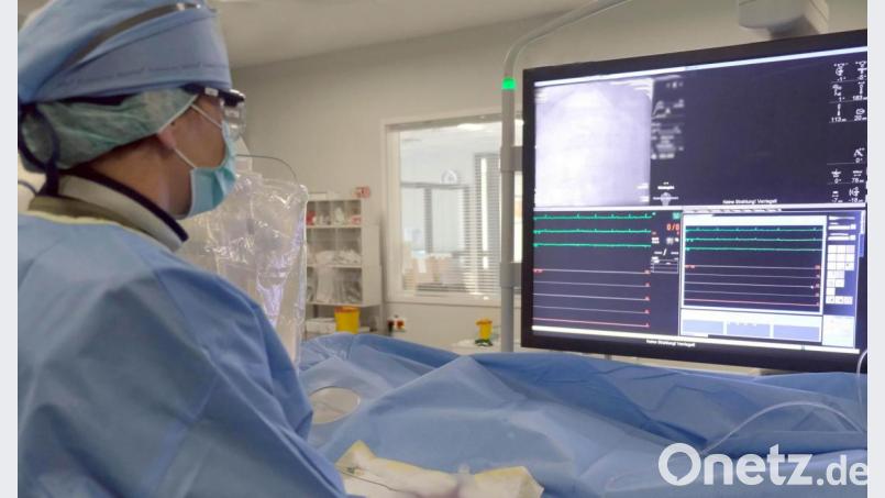 Oberärztin Dr. Verena Fabiunke-Dörr bei einer Herzkatheteruntersuchung im Klinikum Amberg. Bild: Klinikum St. Marien, Dietl