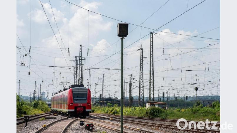 Der Bau von Oberleitungen (hier am Bahnhof in Dortmund) ist ein zentraler Bestandteil der geplanten Elektrifizierung nordostbayerischer Bahnstrecken. Bild: Archivbild: Guido Kirchner