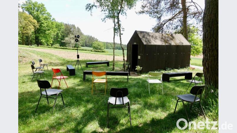Drinnen können nur zwölf Gäste zuhören, vor der Asphaltkapelle, auf der Waldlichtung oberhalb von Etsdorf, ist mehr Platz. So oder so - es ist ein ganz besonderer Veranstaltungsort. Bild: Wilhelm Koch