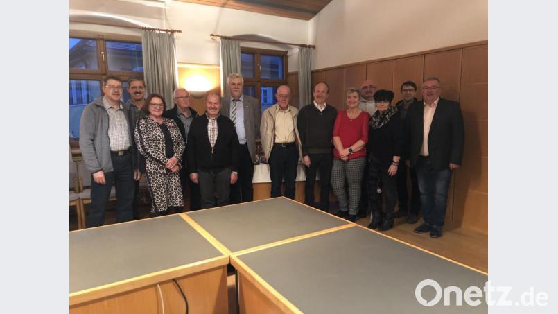 Elfriede Auer vom BRK-Kreisverband Amberg-Sulzbach (Dritte von links) zeichnet in Schnaittenbach in Anwesenheit des ehemaligen Bürgermeisters Josef Reindl (rechts) langjährige Blutspender aus (von links): Gerald Dagner, Alois Götz, Bernhard Büller, Johann Birner, Robert Waldenmayer, Ludwig Dotzler, Robert Dorner, Claudia Wächter, Alfred Rubenbauer, Renate Pirzer und Manfred Dagner. Bild: ads