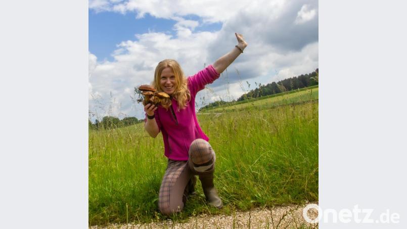 Die Naturliebhaberin Gabriela Beer mit ihrem Fünfling von Hexenröhrling, auch zum Beispiel Schusterpilz oder Zigeuner genannt, im sichtlichen Schwammerlglück. Hinter ihr die weite Auer Flur, wo sie das Prachtstück fand, mehr wird nicht verraten. Bild: gm