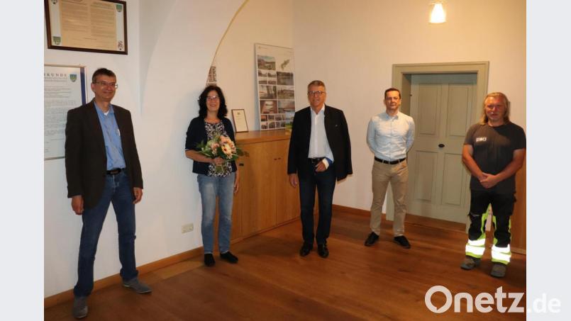 Gertrud Schmid-Betz feierte Dienstjubiläum bei den Stadtwerken Tirschenreuth. Im Bild: Stadtwerkeleiter Thomas Kraus, Gertrud Schmid-Betz, Bürgermeister Franz Stahl, Leiter der Hauptverwaltung Markus Bergauer und Personalrat Thomas Schüssler (von links). Bild: Stadt Tirschenreuth/exb