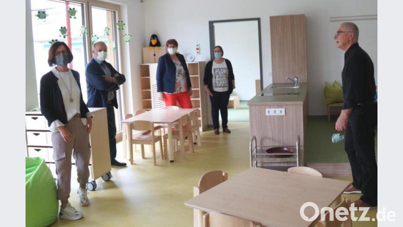 Die Gäste überzeugten sich von den mit viel Geschmack eingerichteten und kindgerecht gestalteten Gruppenräumen. Bild: weu