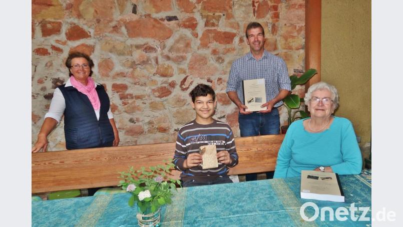 Ein Tagebuch kehrt zurück: Drei Generationen der Familie Friedrich freuen sich über das gebundene Werk von Ludwig und Elisabeth Walter (von links): Elisabeth Hammer, David, Albert und Cäcilia Friedrich. Bild: rha