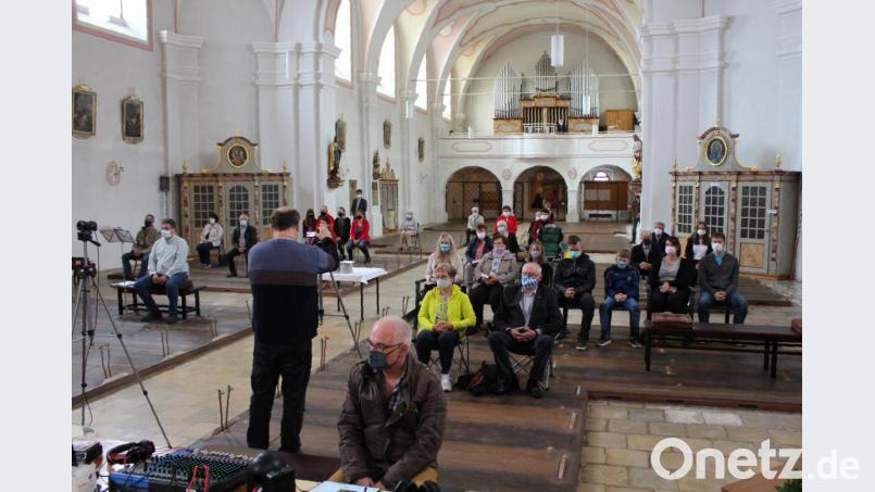 Das Patrozinium in der Pfarrkirche St. Vitus konnten die Gläubigen auf den eigenen Stühlen und dem geforderten Hygieneabstand erleben. Bild: nis