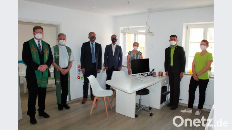 Den kirchlichen Segen gab es für die Räumlichkeiten der neuen Kemnather Kinderärztin Dr. Barbara Pfleger (Dritte von rechts). Auch Bürgermeister Roman Schäffler (Dritter von links) und Amtsvorgänger Werner Nickl (Mitte) gratulierten. Bild: stg