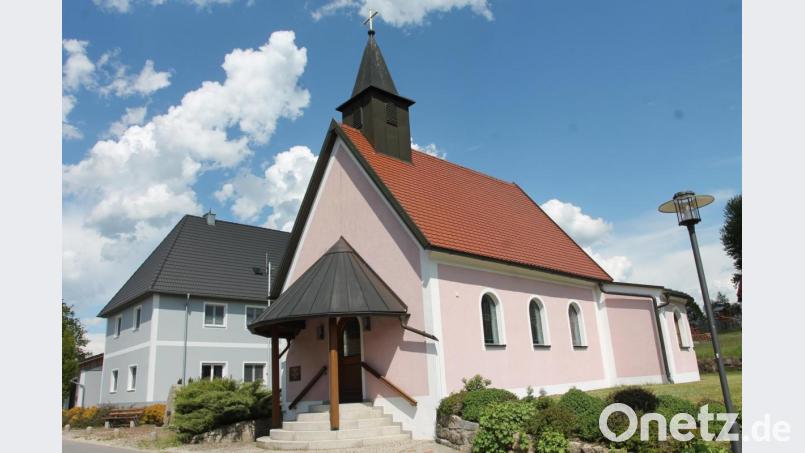 Die Marienkapelle ist das Herzstück der ehemaligen Gemeinde Brünst. Links das inzwischen im Privateigentum stehende ehemalige Schulhaus. Bild: pi