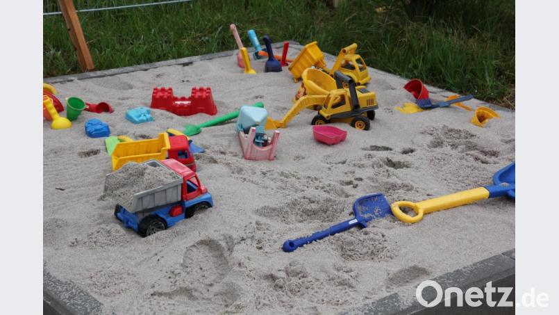 Welches Kleinkind kann da widerstehen, wenn es ein solch toll ausgestatteten Sandspielkasten vorfindet. Bild: kro